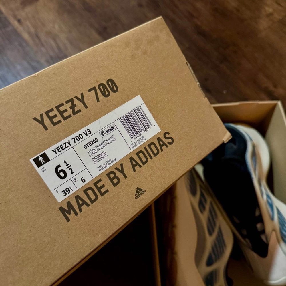 adidas Yeezy 700 V3 in Cream and Black The adidas Yeezy 700 V3 'Kyanite' - Picture 4 of 5